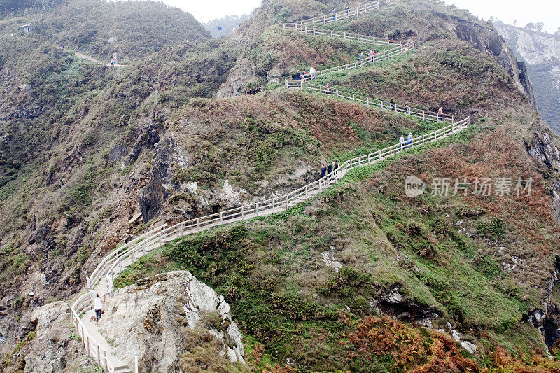 野生悬崖，海岸线陡峭的步道O Vicedo, A Mariña，加利西亚，西班牙。